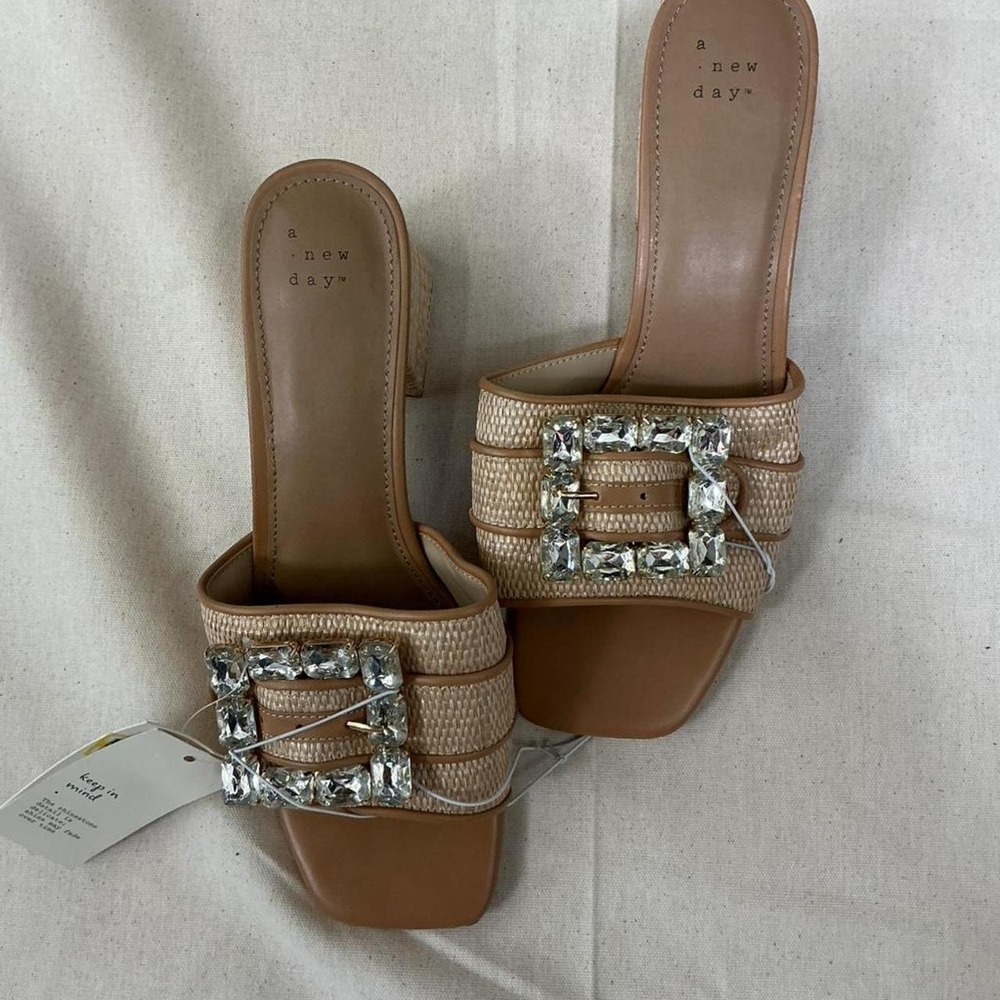Chic woven block heel sandals - Picture 2 of 4